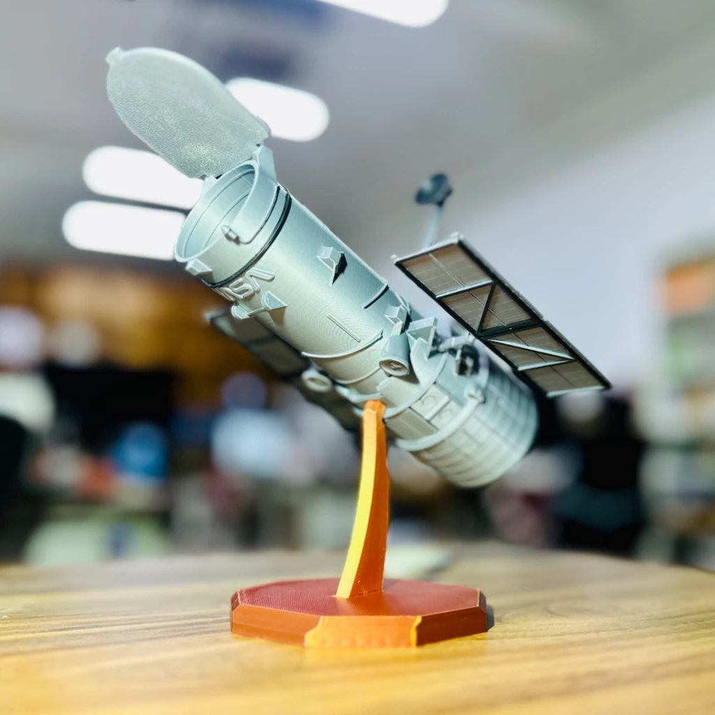 Miniatura Modelo Telescópio Espacial Hubble Decoração
